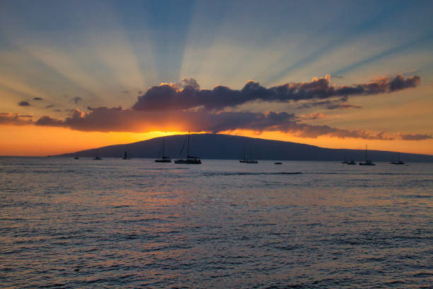 ciel spirituel de coucher du soleil au-dessus de l’île de lanai de maui. - lanai photos et images de collection