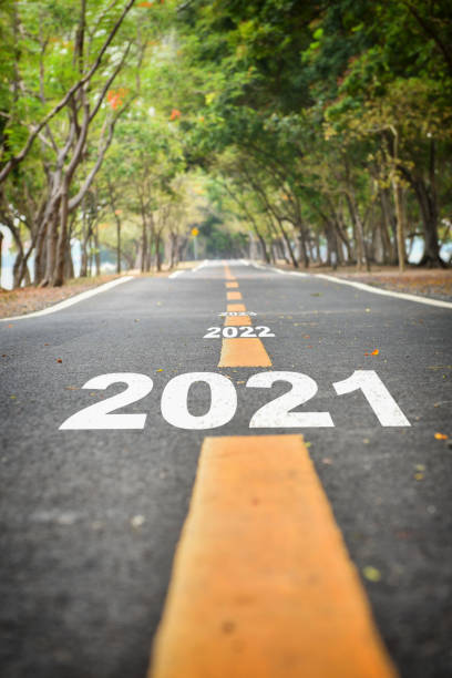 año nuevo 2021 a 2023 en superficie de carretera asfáltica - decisions nature road street fotografías e imágenes de stock