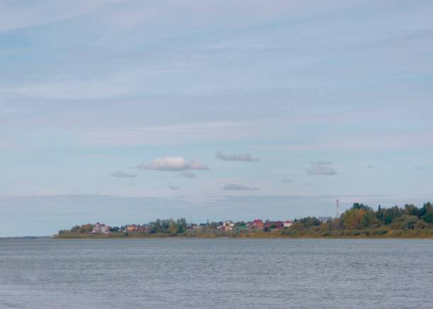 オムスク地方のイルティシュ川の眺め - irtysh river ストックフォトと画像