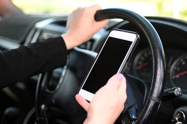 mulher usando celular enquanto dirigia um veículo - driving mobile phone car talking - fotografias e filmes do acervo
