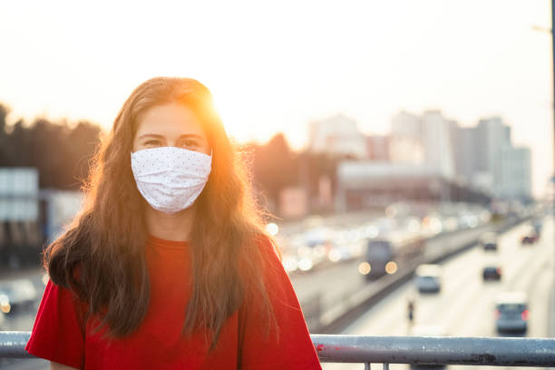 счастливая молодая женщина в маске для защиты от вирусов - осторожность волоса стоковые фото и изображения