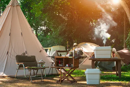 https://media.istockphoto.com/id/1267460241/photo/outdoor-kitchen-equipment-and-wooden-table-set-with-field-tents-group-in-camping-area-at.webp?b=1&s=170667a&w=0&k=20&c=MmNMcsoUYQruNSx0cieRwSOWzwytmbpsGG6FuRP37V4=