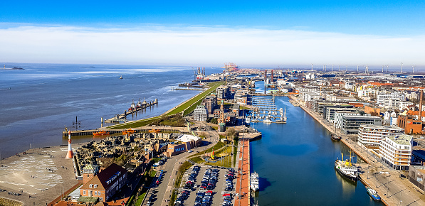 a picture of the harbor in in the city Bremerhaver