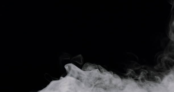 ウィスパイ・スモーク・オン・ザ・グラウンド - wispy smoke steam swirl ストックフォトと�画像