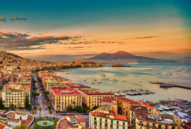 napoli - campania - italia - vesuvio - old sky sea town foto e immagini stock