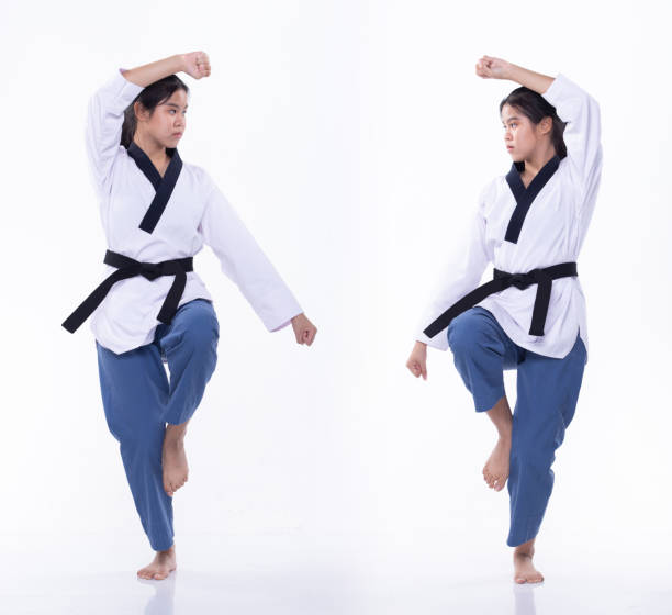 taekwondo 空手道國家運動員踢拳在白色背景孤立。 - do kwon 個照片及圖片檔