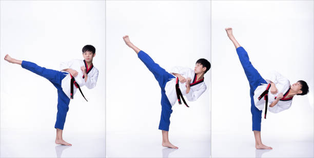 태권도 가라테 국가 대표 선수 킥 펀치 에 화이트 배경 고립 - do kwon 뉴스 사진 이미지