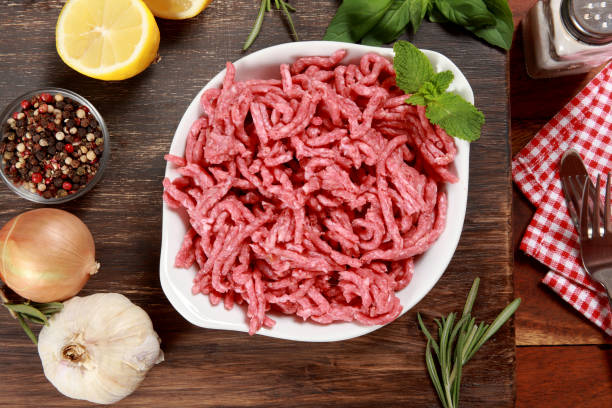 mince meat - meat grinder ground beef meat imagens e fotografias de stock