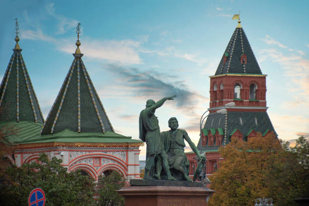 kremlin e praça vermelha em moscou. - russia red paving stone moscow russia - fotografias e filmes do acervo