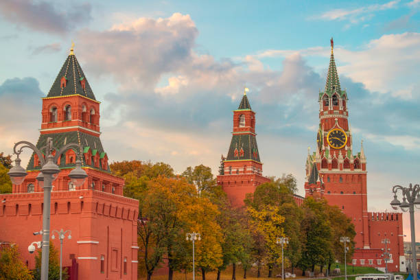 kremlin e praça vermelha em moscou. - russia red paving stone moscow russia - fotografias e filmes do acervo