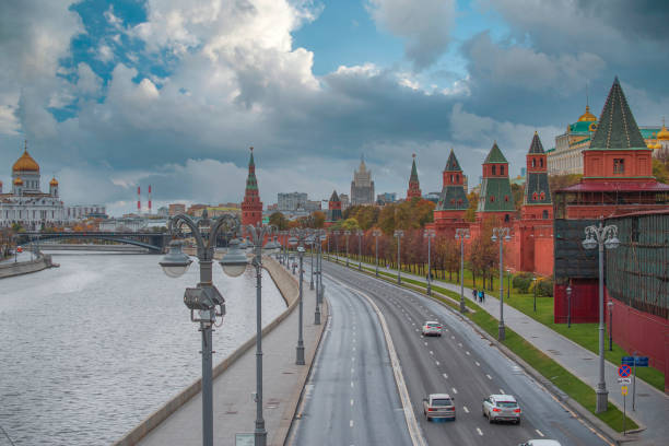 kremlin e praça vermelha em moscou. - russia red paving stone moscow russia - fotografias e filmes do acervo