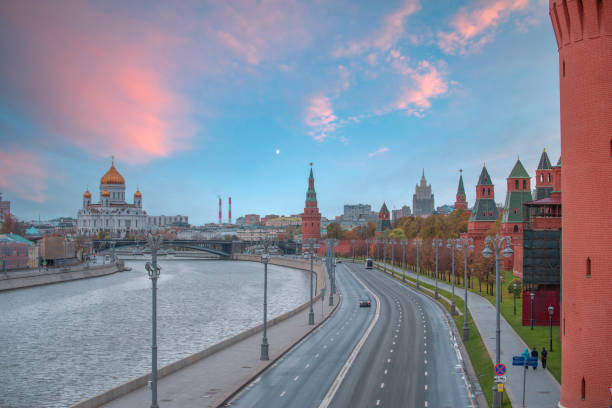 kremlin e praça vermelha em moscou. - russia red paving stone moscow russia - fotografias e filmes do acervo