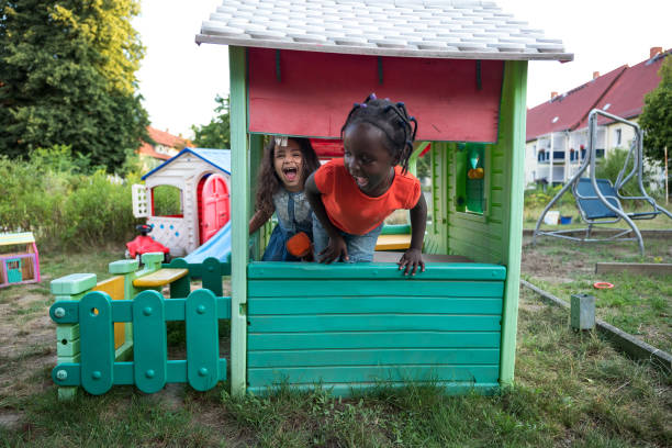 los niños se divierten en una casa de juegos - outdoor toy fotografías e imágenes de stock