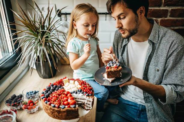 es dulce como tú. - domestic kitchen father eating child fotografías e imágenes de stock