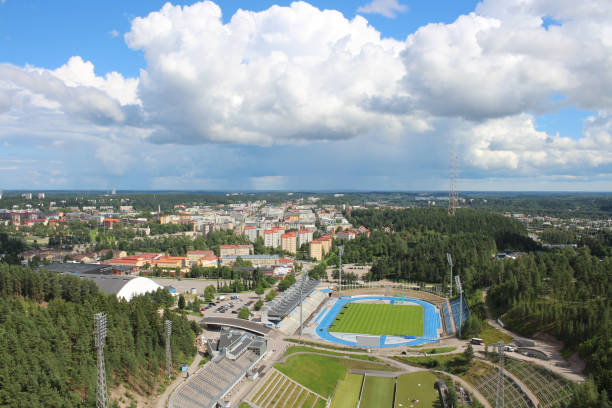 vista do estádio, floresta e cidade de lahti contra o céu com nuvens. finlândia. - floodlight blue sky day - fotografias e filmes do acervo