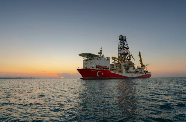 das erste türkische bohrschiff "fatih" hat im schwarzen meer in der türkei rund 320 milliarden kubikmeter erdgas gefunden. - drillship stock-fotos und bilder