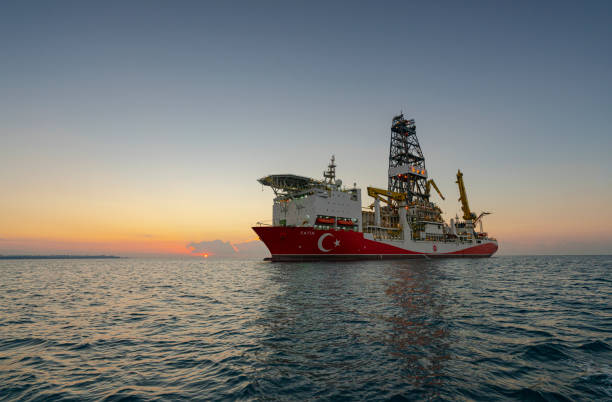 トルコ初の掘削船「ファティ」は、トルコの黒海で約3,200億立方メートル(11.3兆立方フィート)の天然ガスを発見しました。 - drillship ストックフォトと画像