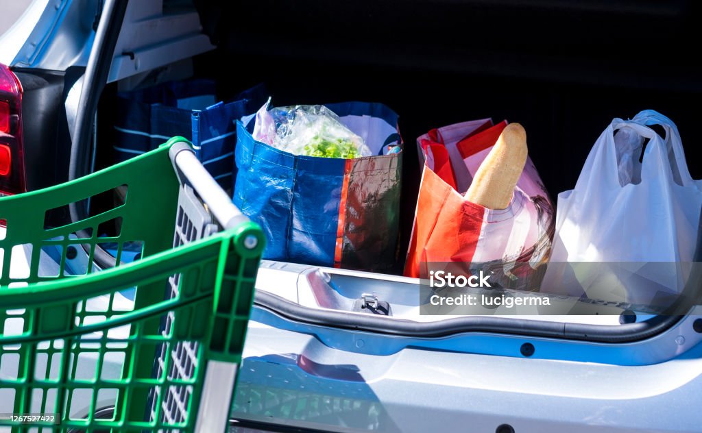 Kofferraum Voller Einkaufstaschen Mit Speisen Und Getränken