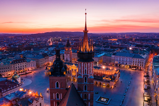 Basílica en la plaza del casco antiguo de Cracovia en el crepúsculo photo