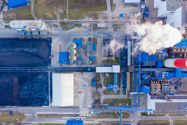 vista aérea da usina de carvão - rasto de fumo de avião - fotografias e filmes do acervo