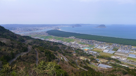 Nijinomatsubara (虹の松原) is one of the 100 famous coasts in Japan. It is located in Genkai Quasi National Park.