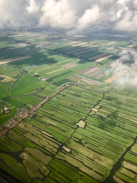 нидерланды водно-болотных угодий - polder стоковые фото и изображения