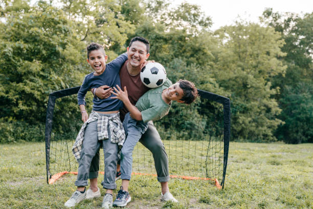 tempo de qualidade ao ar livre - pais e filhos atividades esportivas juntos - family with two children family park child - fotografias e filmes do acervo