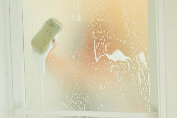 istock Japanese woman cleaning the bath 1267549195