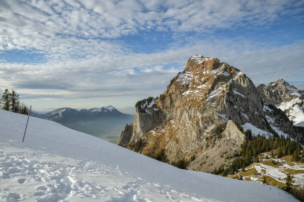 beautiful view on snowy grosser mythen peak in canton of schwyz in switzerland - lake mountain range mountain deep imagens e fotografias de stock