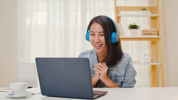 mulheres de negócios independentes usam casualmente usando laptop trabalhando videoconferência de chamada com cliente no local de trabalho na sala de estar em casa. - indian girls audio - fotografias e filmes do acervo