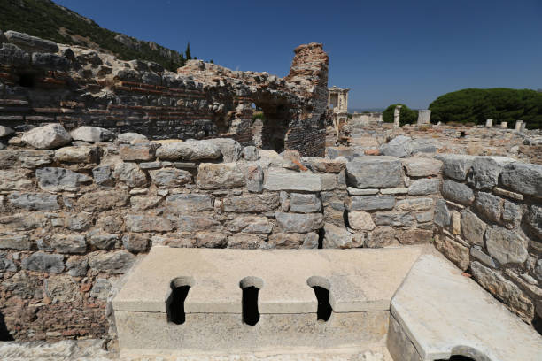 トルコ、イズミル市エフェサス古代都市の公衆トイレ - toilet public restroom ephesus history ストックフォトと画像