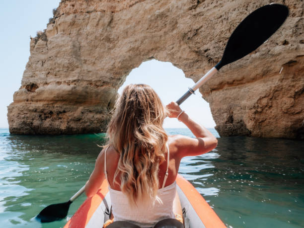 rear view of woman on canoe - women rear view one person arch imagens e fotografias de stock