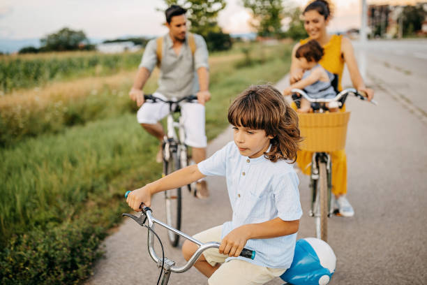 cirkla runt - parents children cargo bike bildbanksfoton och bilder