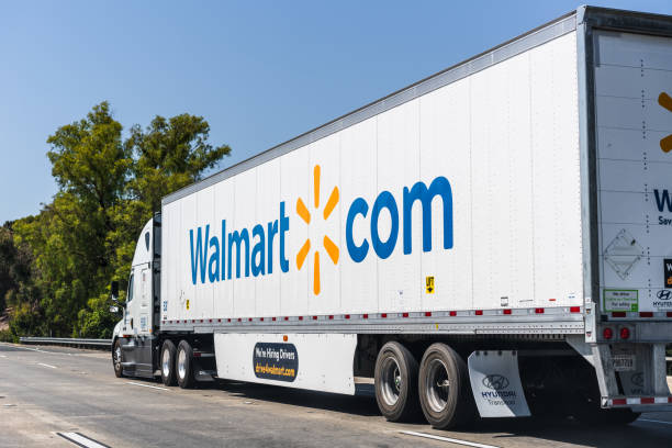 walmart-lkw fährt auf der autobahn - walmart stock-fotos und bilder