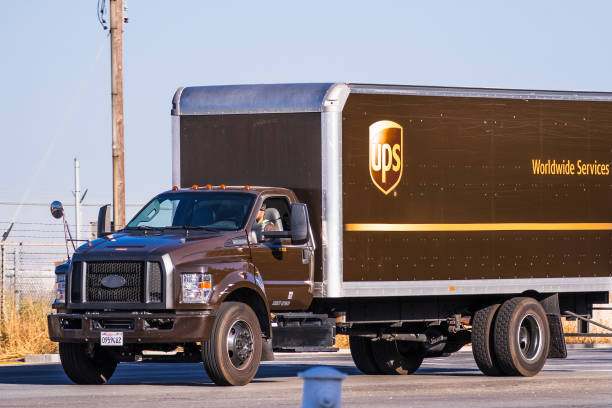 ups (united parcel service) pojazd dokonujący dostaw - united parcel service truck shipping delivering zdjęcia i obrazy z banku zdjęć