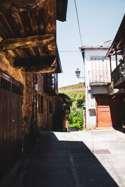 small street in the middle of a town with old houses small street in the middle of a town with old houses in León, CL, Spain sermoneta stock pictures, royalty-free photos & images