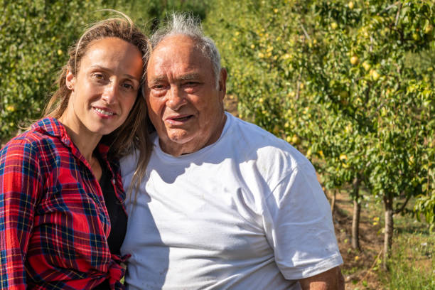ritratto di un vecchio portoghese con sua figlia. - business mature adult employment issues women foto e immagini stock