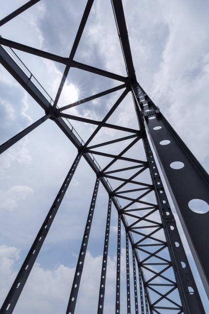 cierre de puente de acero - construction frame bridge built structure sunbeam fotografías e imágenes de stock
