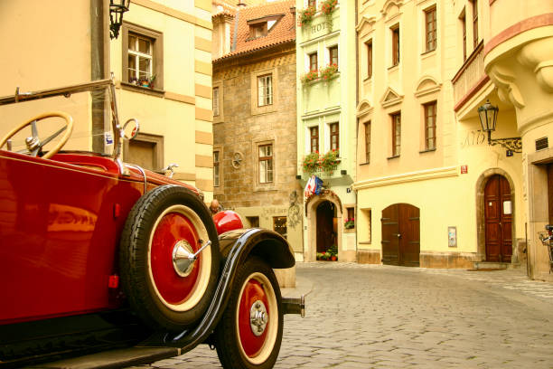 un coche clásico rojo en la calle en el casco antiguo de praga - classic europe urban scene prague fotografías e imágenes de stock