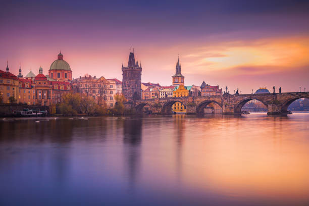 prager panorama mit karlsbrücke im morgengrauen – tschechische republik - vltava river stock-fotos und bilder