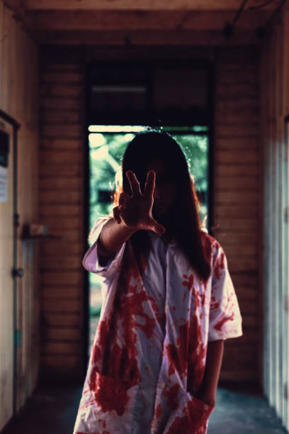 horror de las mujeres con sangre. mujeres fantasma llevan vestido blanco mancha sangre en casa abandonada - blood human hand women murder fotografías e imágenes de stock