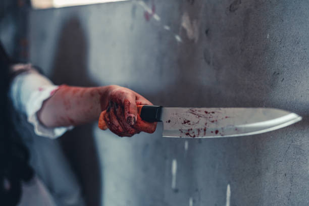 horror scence de las mujeres sostienen cuchillo por manos concepto de halloween - blood human hand women murder fotografías e imágenes de stock
