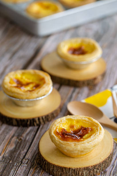 dessert egg tart on wooden board with wooden spoon - tart dessert tray bakery imagens e fotografias de stock