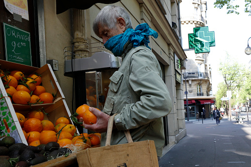 A men buy some fruits at the supermarket in Paris, on April 8, 2020, during the lockdown in France to attempt to halt the spread of the novel coronavirus COVID-19. (Photo by Mehdi Taamallah / Gettyimages)