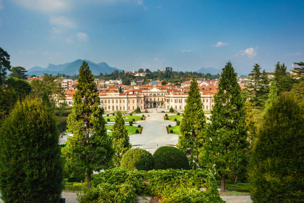 o palazzo estense em varese, itália. vista panorâmica forma uma colina - varese - fotografias e filmes do acervo