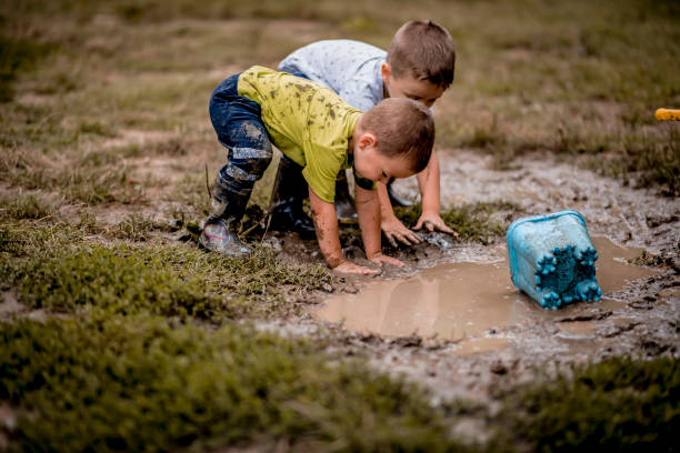 bambini che giocano nel fango - dirt jumping foto e immagini stock