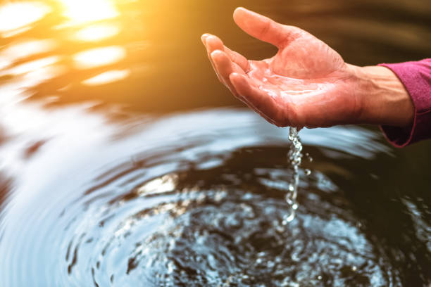 Hand fetch water and have water splash.