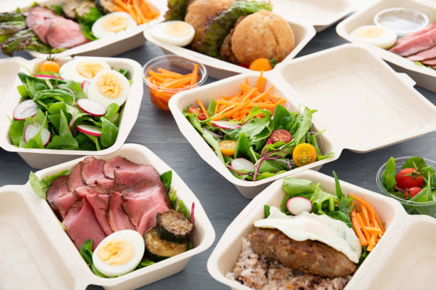 die gerichte, die in den take-out-container gelangt sind - bento box lunch healthy lifestyle stock-fotos und bilder