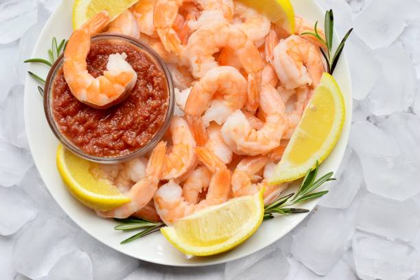 gamberetti - prepared shrimp seafood sauces herb foto e immagini stock