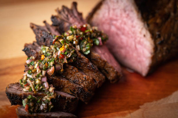 gegrilltes tri-tip-steak mit chimichurri-sauce - chimichurri horizontal beef steak stock-fotos und bilder